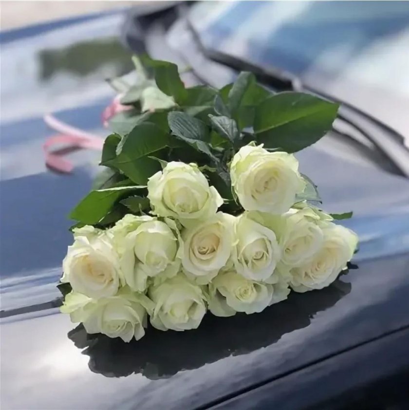 Букет цветов в машине