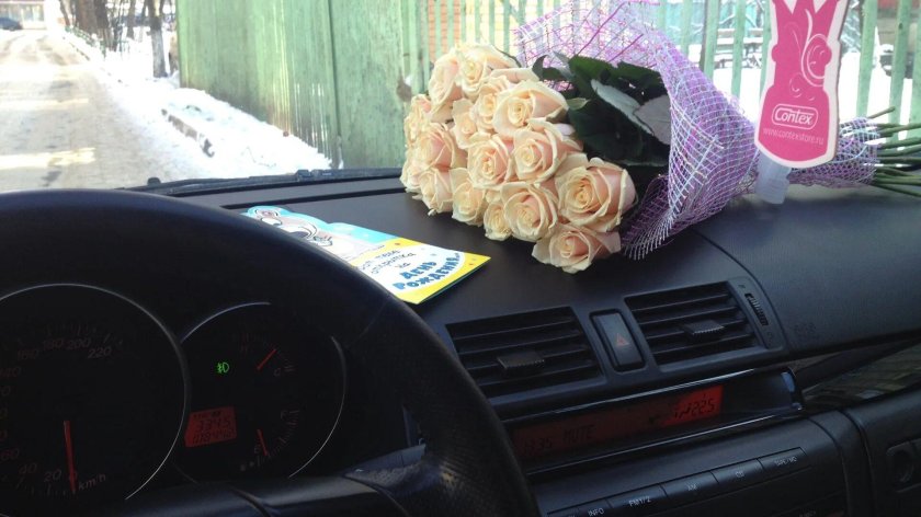 Букет в машине на сиденье