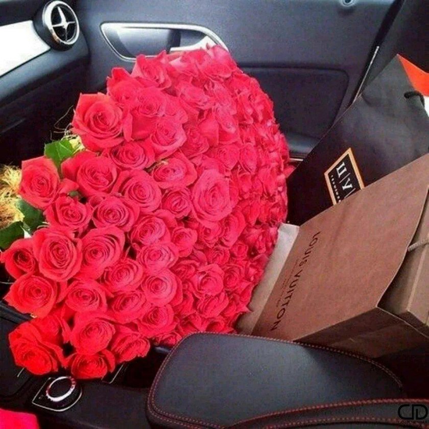 Букет цветов в машине