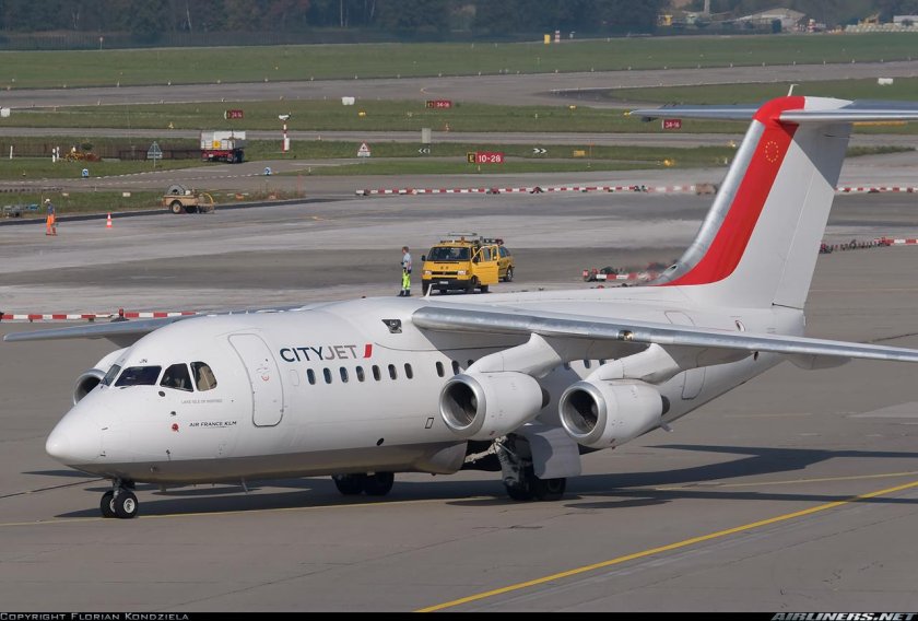 Avro rj85 самолет