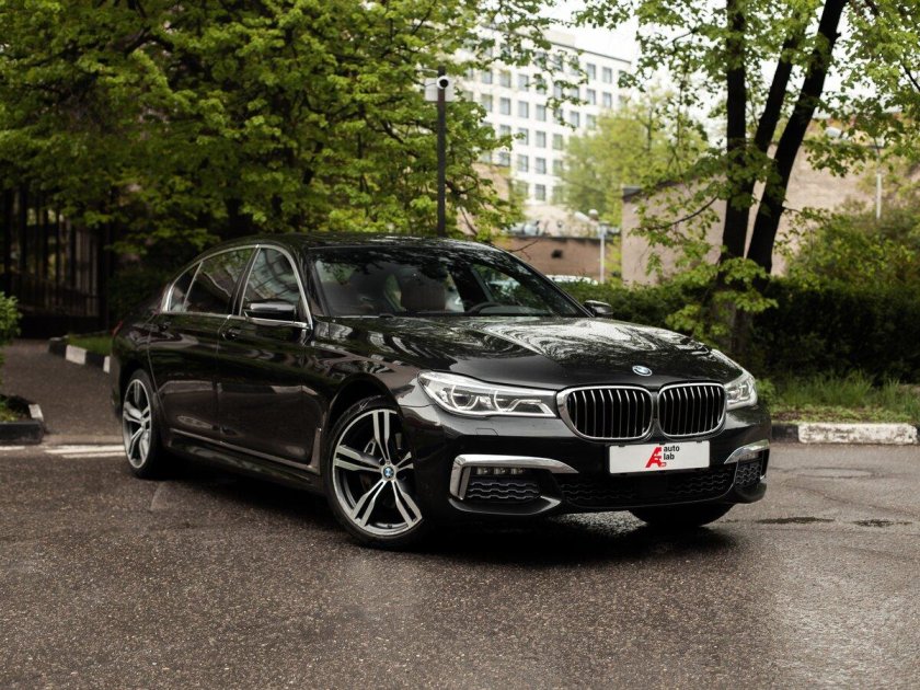 БМВ 740 2017