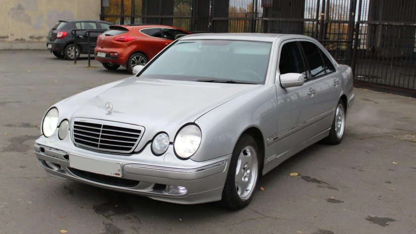 Мерседес 210 серебристый