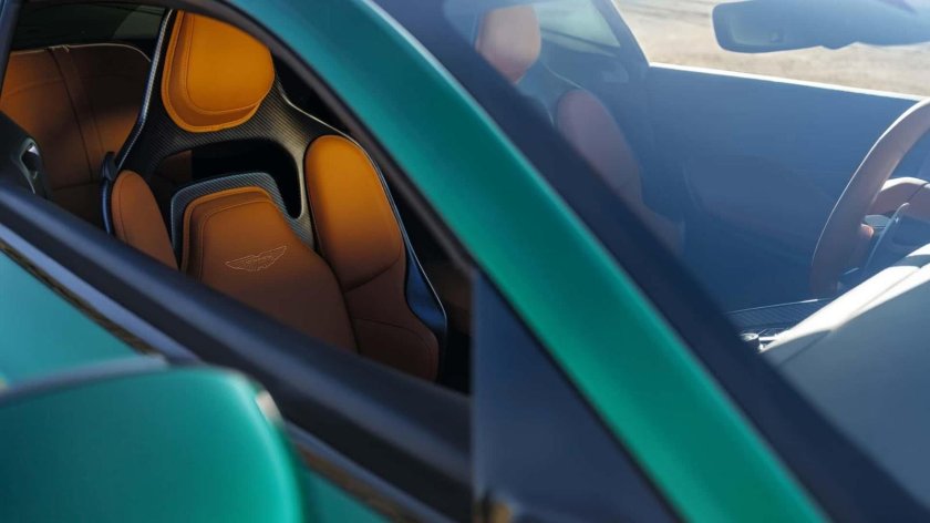 Aston Martin db12 volante