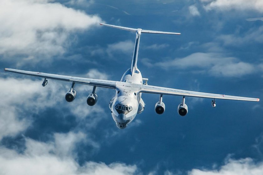 Самолет ил 76 в небе