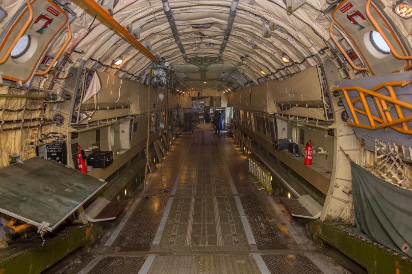 Ил-76 грузовой отсек