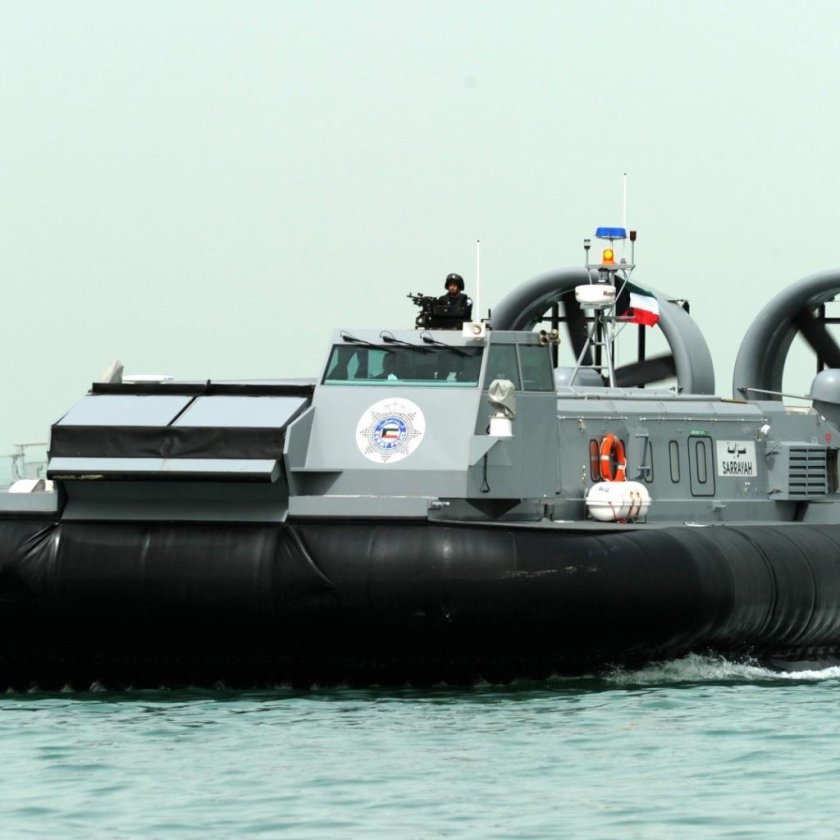 Военный катер на воздушной подушке