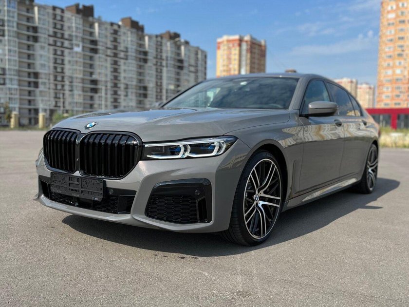 БМВ 740 2022
