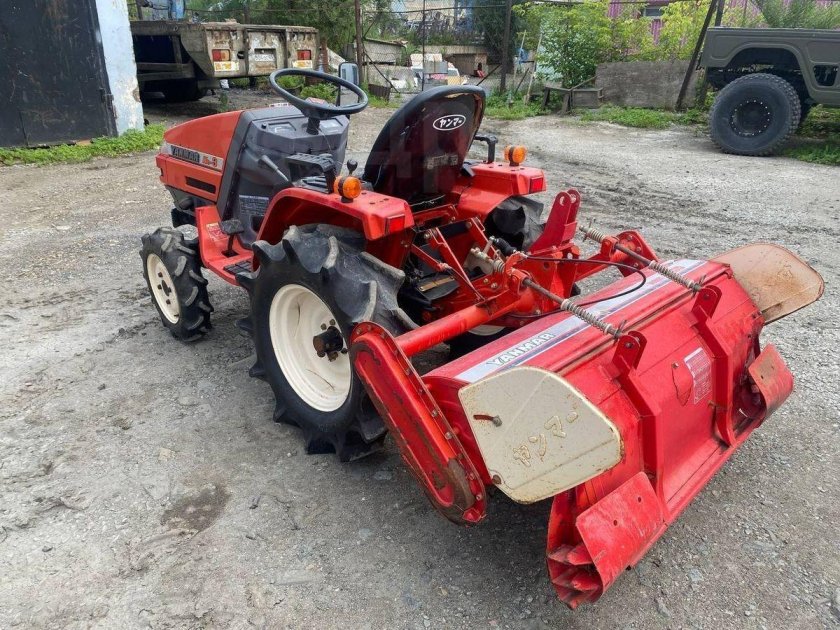 Трактор с задним расположением двигателя