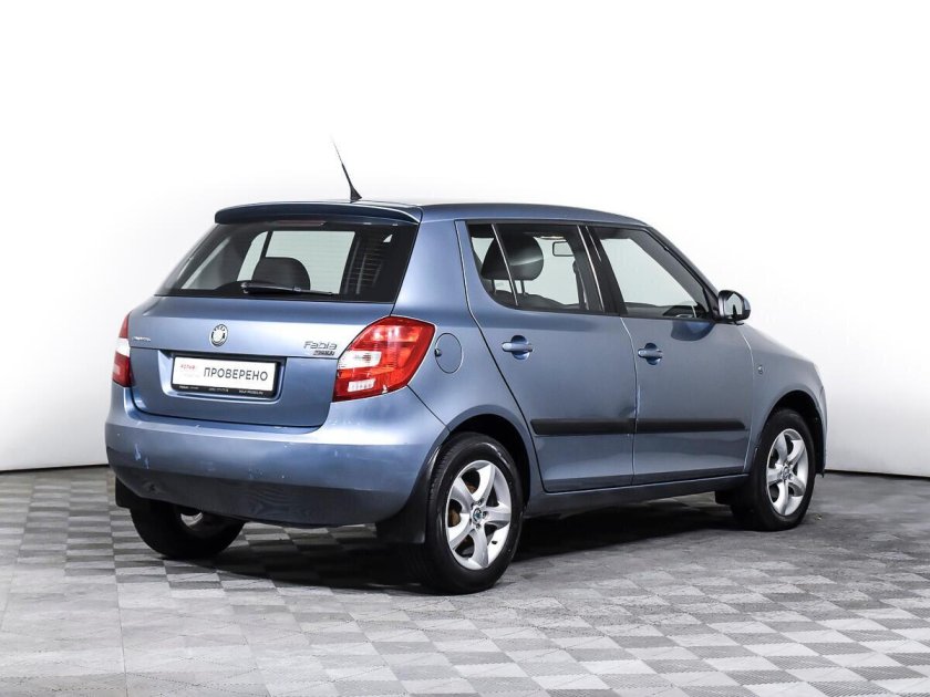Шкода Фабия голубого цвета
