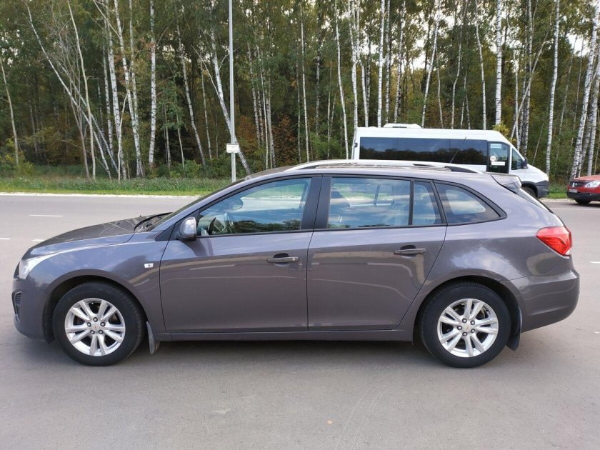 Шевроле Круз универсал 1.8 автомат