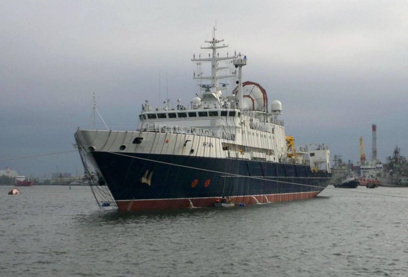 Океанографическое судно янтарь