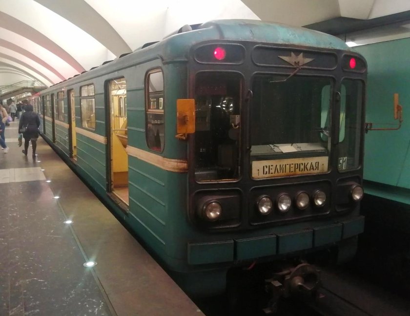 Головной вагон метро