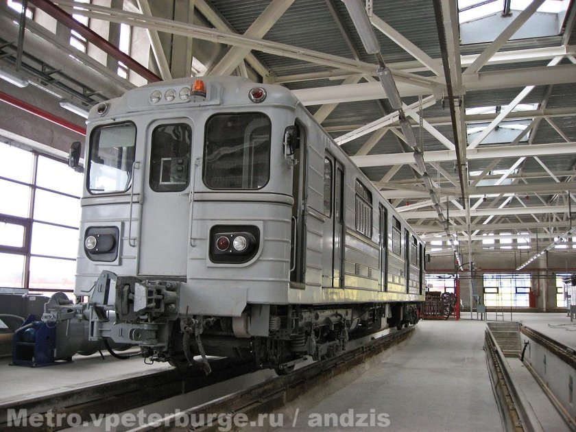 Контактно-аккумуляторный электровоз л 81-711