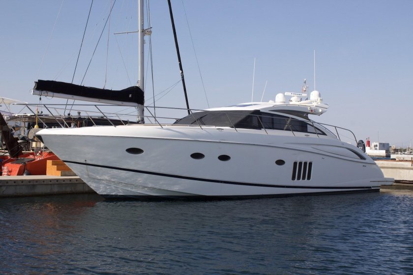 Яхта Princess e54
