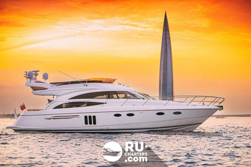 Яхта в море