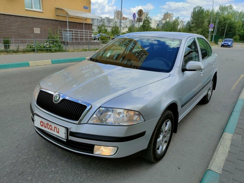 Шкода Октавия серебристая