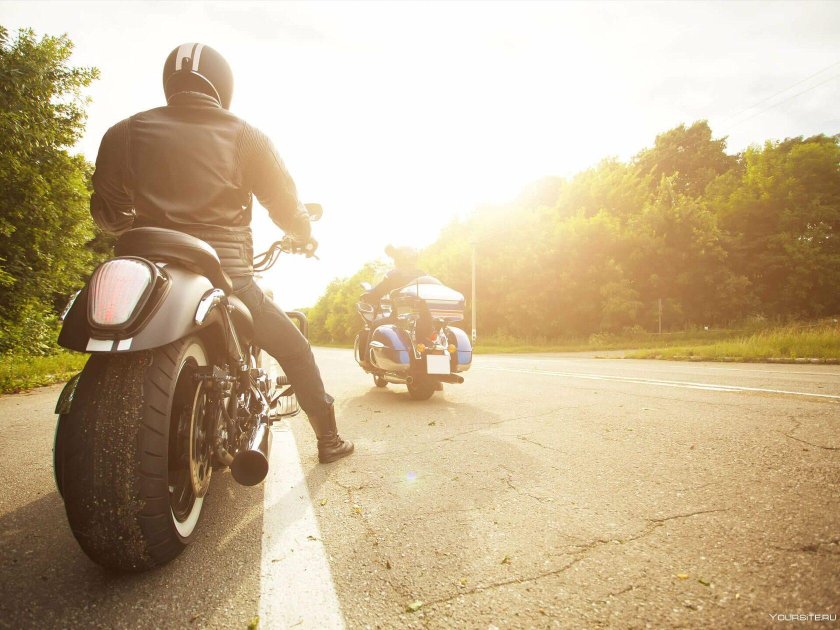 Мотоцикл на дороге