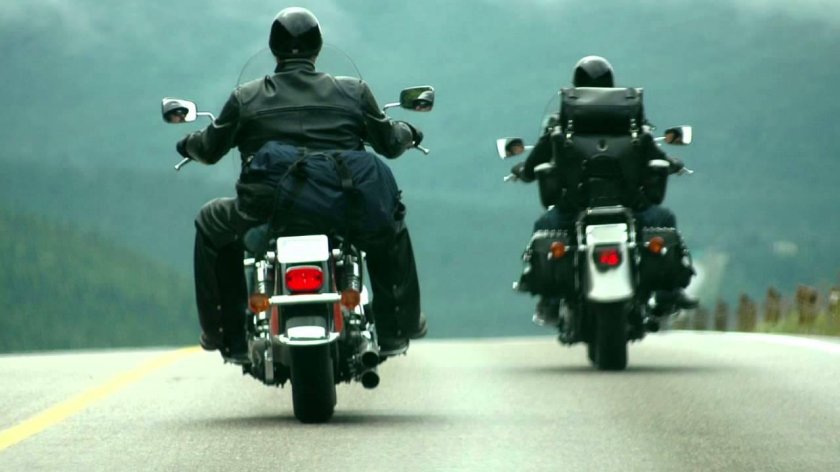 Мотоцикл на дороге