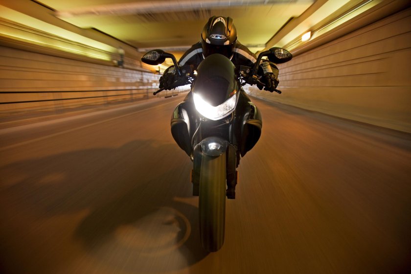 Мотоцикл едет