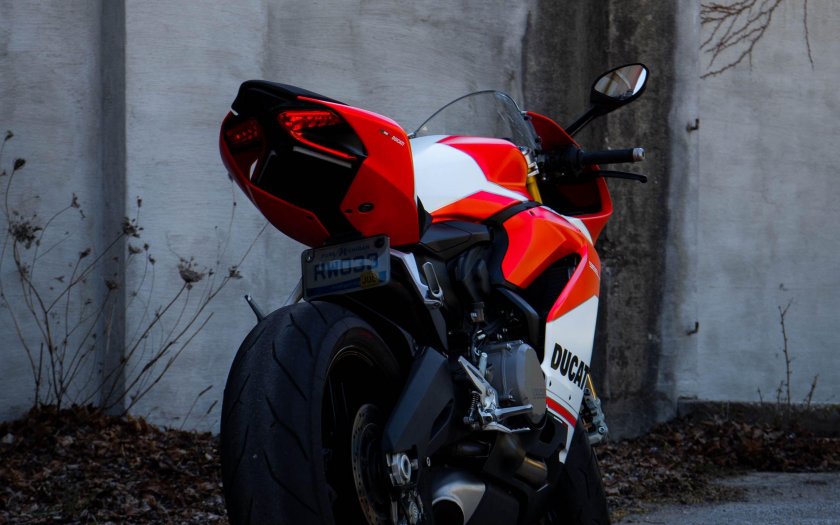 Красная фара на мотоцикл