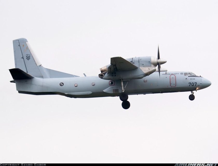 АН-32 военно-транспортный самолёт