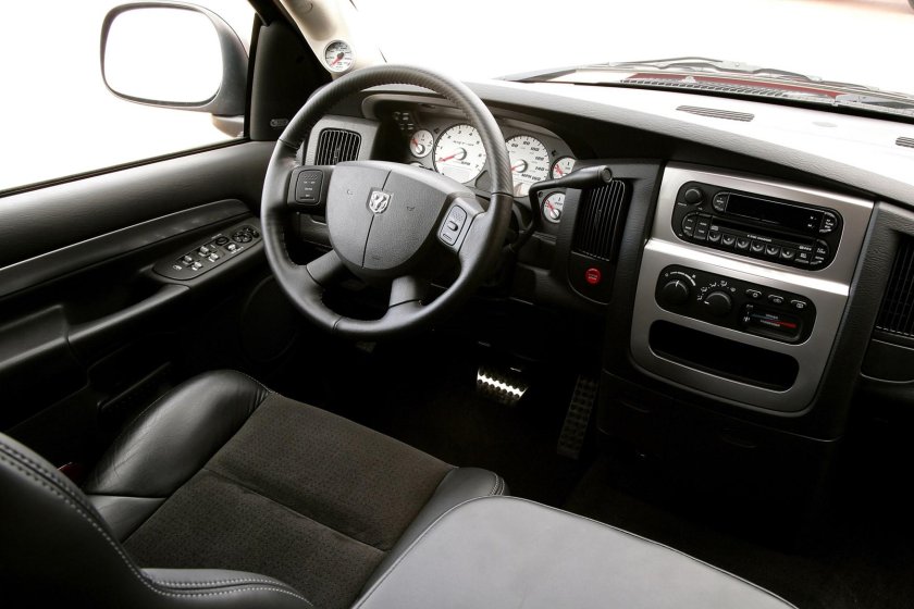 Dodge Ram 2005 салон