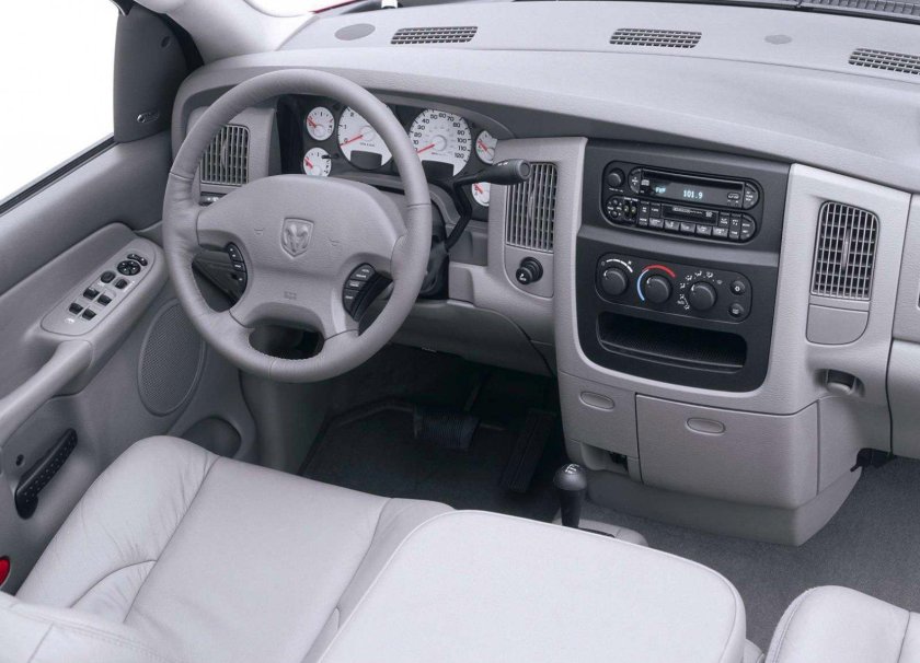Dodge Ram 2004 Interior
