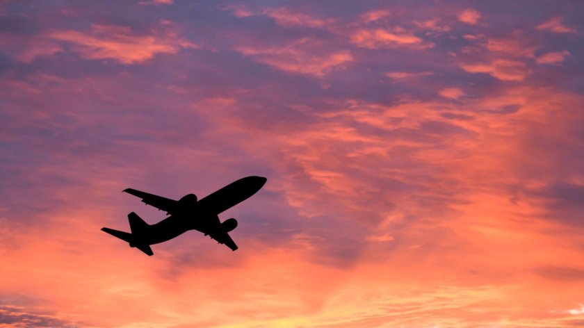 Самолет в небе