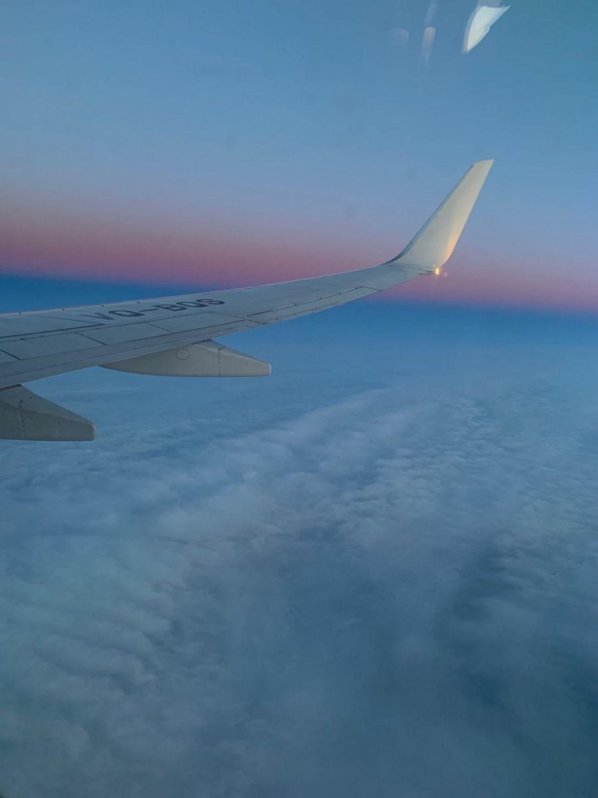 Крыло самолета из иллюминатора