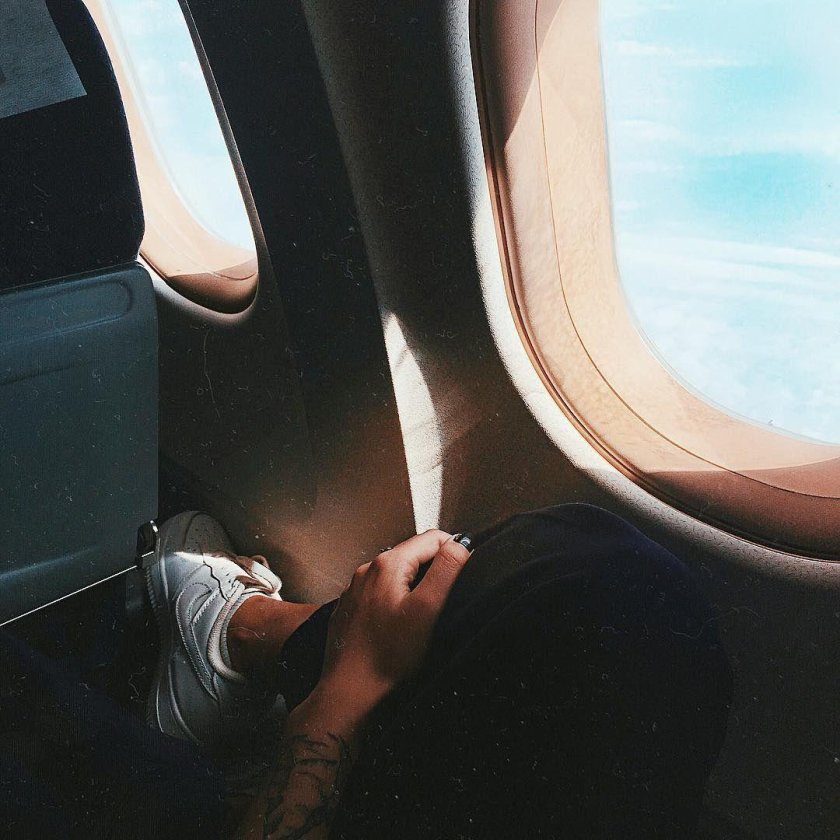 Девушка в самолете