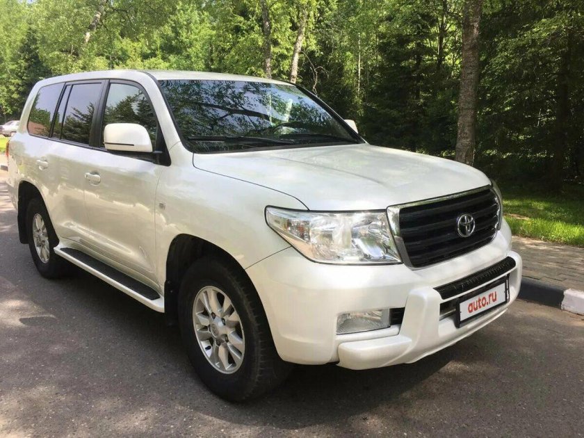 Тойота ленд Крузер 200 2010 белый