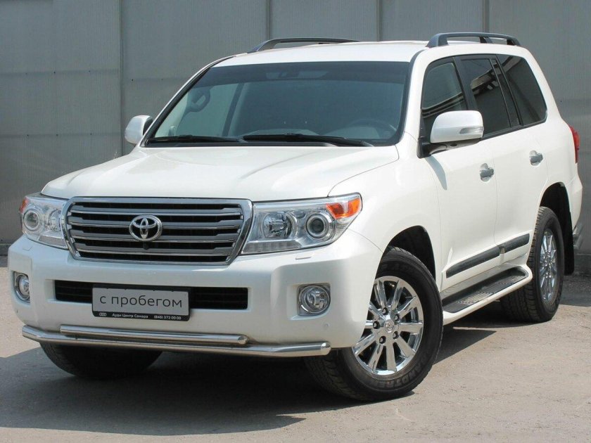Toyota Land Cruiser 200 белый