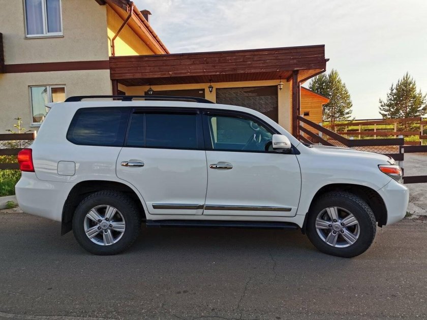 Toyota Land Cruiser 200 белый 2012