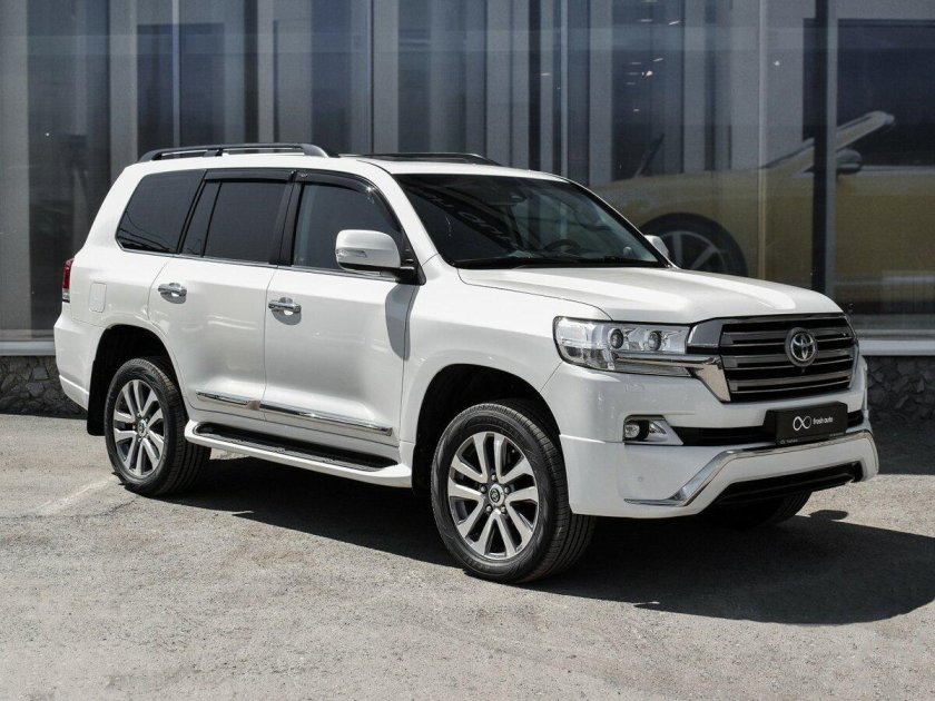 Тойота ленд Крузер 200 2016 белый