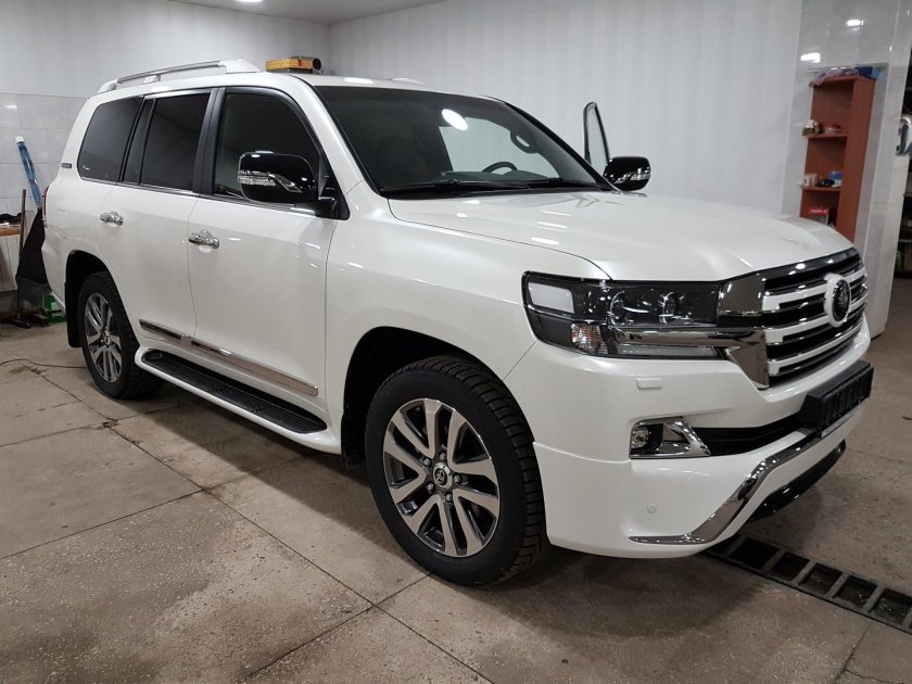 Toyota Land Cruiser 200 White