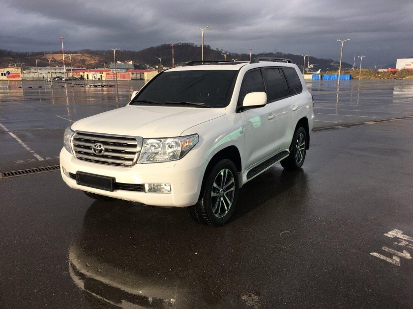 Toyota Land Cruiser 200 белый