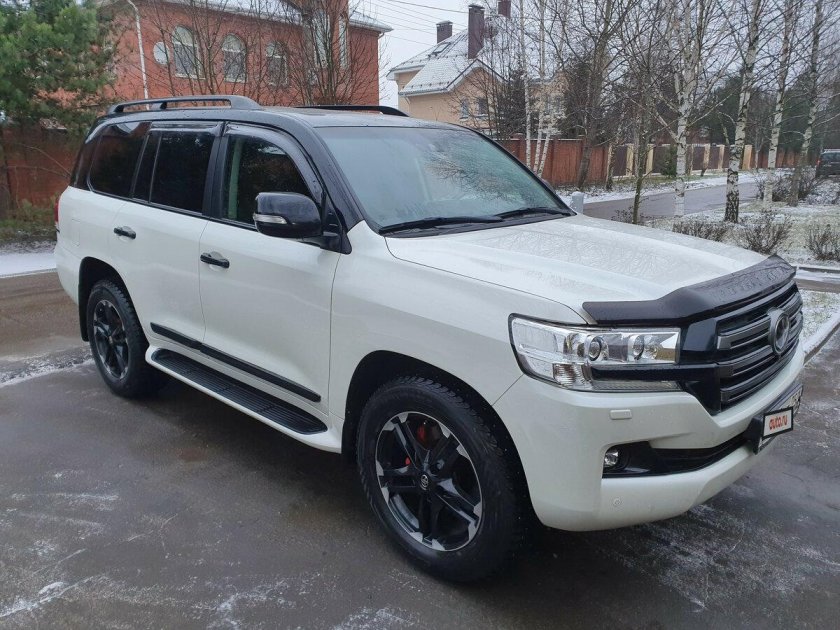 Тойота ленд Крузер 200 белый с черной крышей