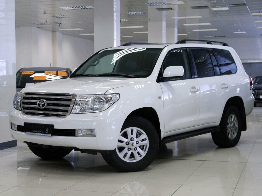 Toyota Land Cruiser 200 белый