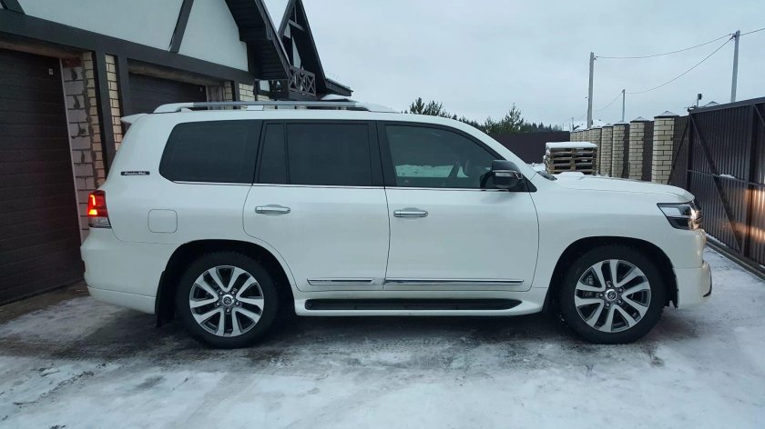 Toyota Land Cruiser 200 White