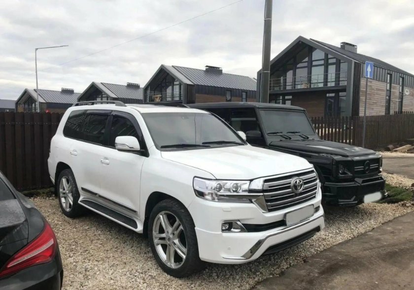 Toyota Land Cruiser 200 белый