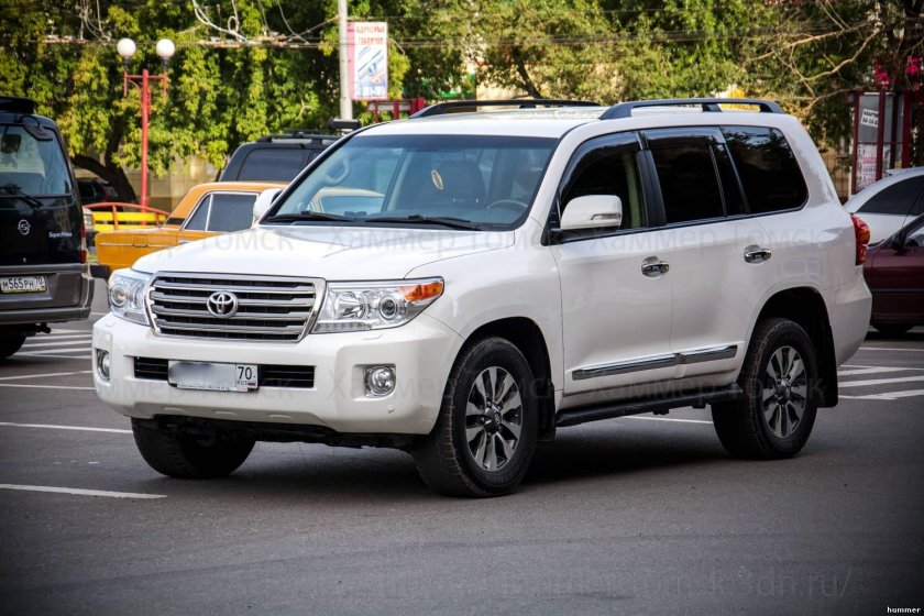 Toyota Land Cruiser 200 белый
