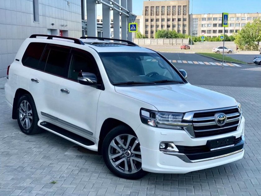 Тойота ленд Крузер 200 2018 белый