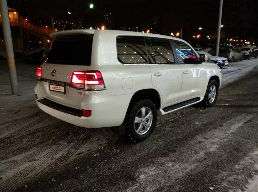 Тойота ленд Крузер 200 белый зимой