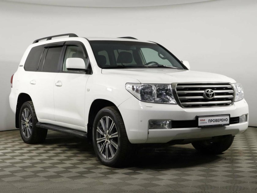 Toyota Land Cruiser 200 белый