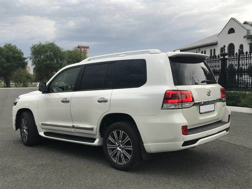 Toyota Land Cruiser 200 белый