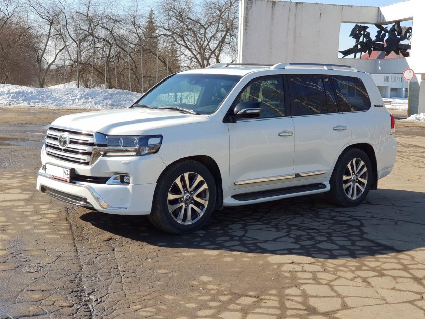 Toyota Land Cruiser 200 White