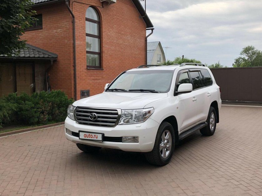 Белый Toyota Land Cruiser 200 2010