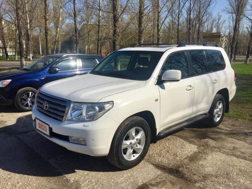 Тойота ленд Крузер 200 2010 белый