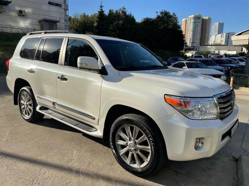 Toyota Land Cruiser белый
