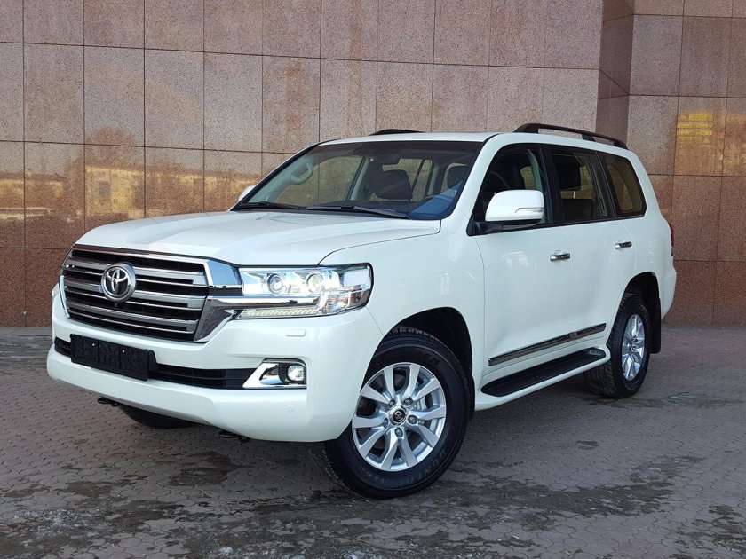 Toyota Land Cruiser 200 белый